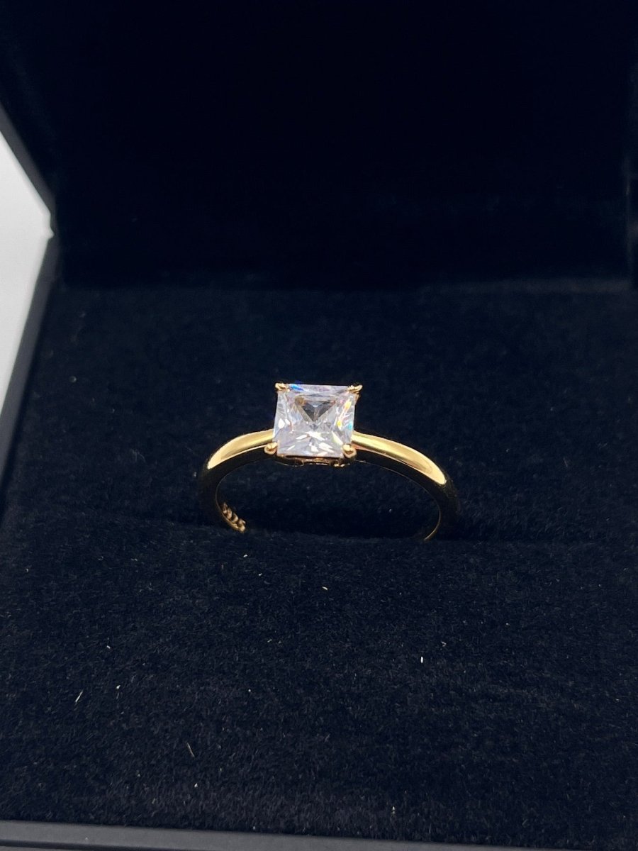 Anillo Solitario Corte Princesa en Plata 925 con Zirconia – Baño de Oro ó Rodio