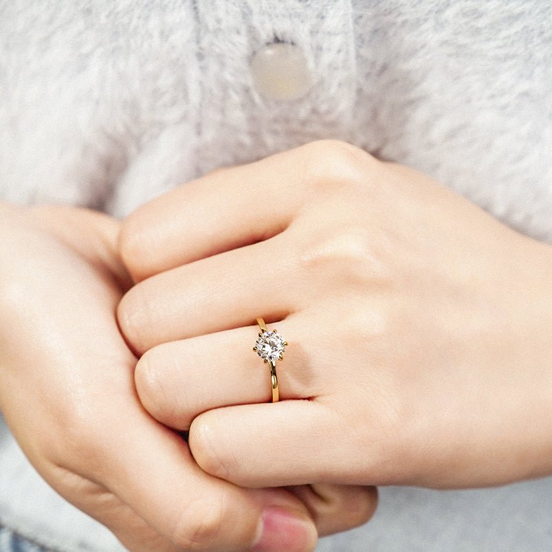 Anillo Solitario "Destello Eterno" en Plata 925 con baño Oro 18K y Moissanite