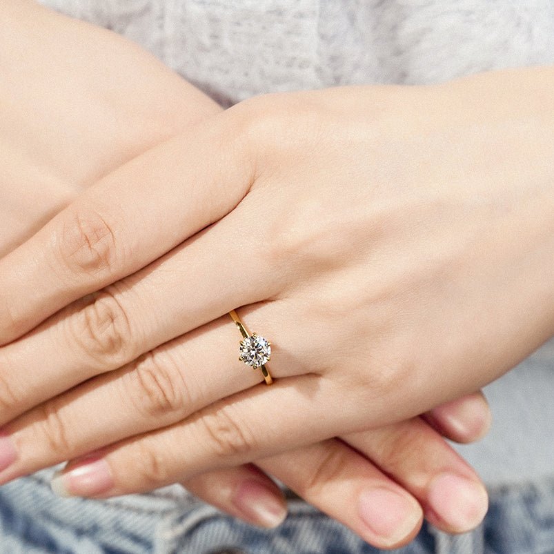 Anillo Solitario "Destello Eterno" en Plata 925 con baño Oro 18K y Moissanite