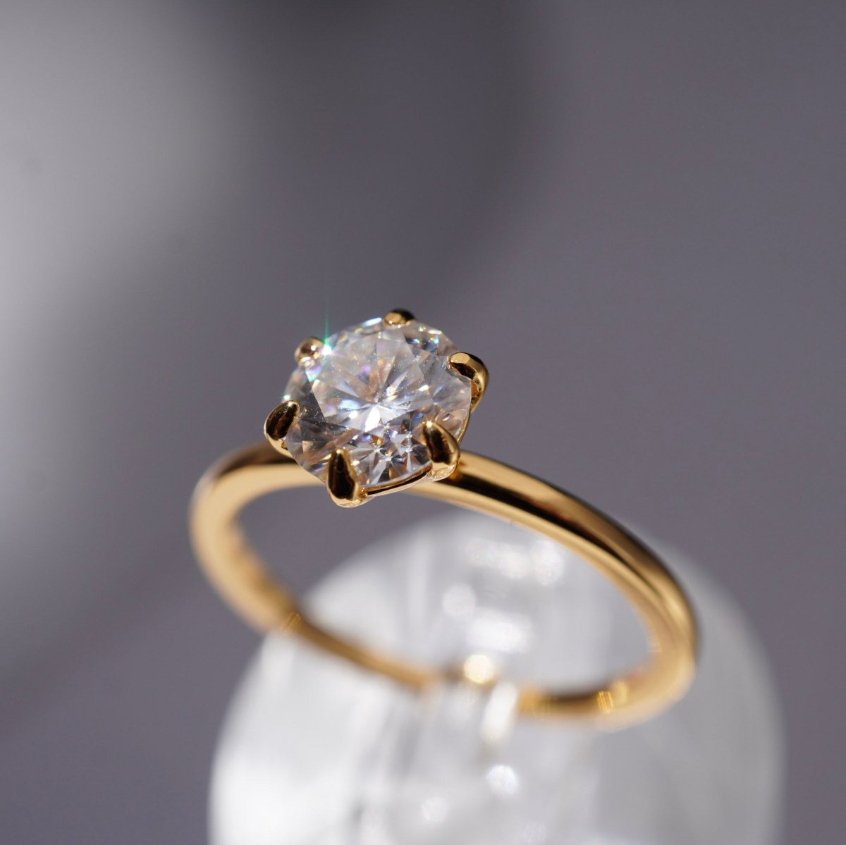 Anillo Solitario "Destello Eterno" en Plata 925 con baño Oro 18K y Moissanite