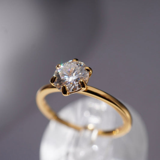 Anillo Solitario "Destello Eterno" en Plata 925 con baño Oro 18K y Moissanite