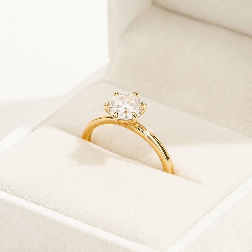 Anillo Solitario "Destello Eterno" en Plata 925 con baño Oro 18K y Moissanite