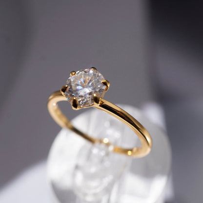 Anillo Solitario "Destello Eterno" en Plata 925 con baño Oro 18K y Moissanite