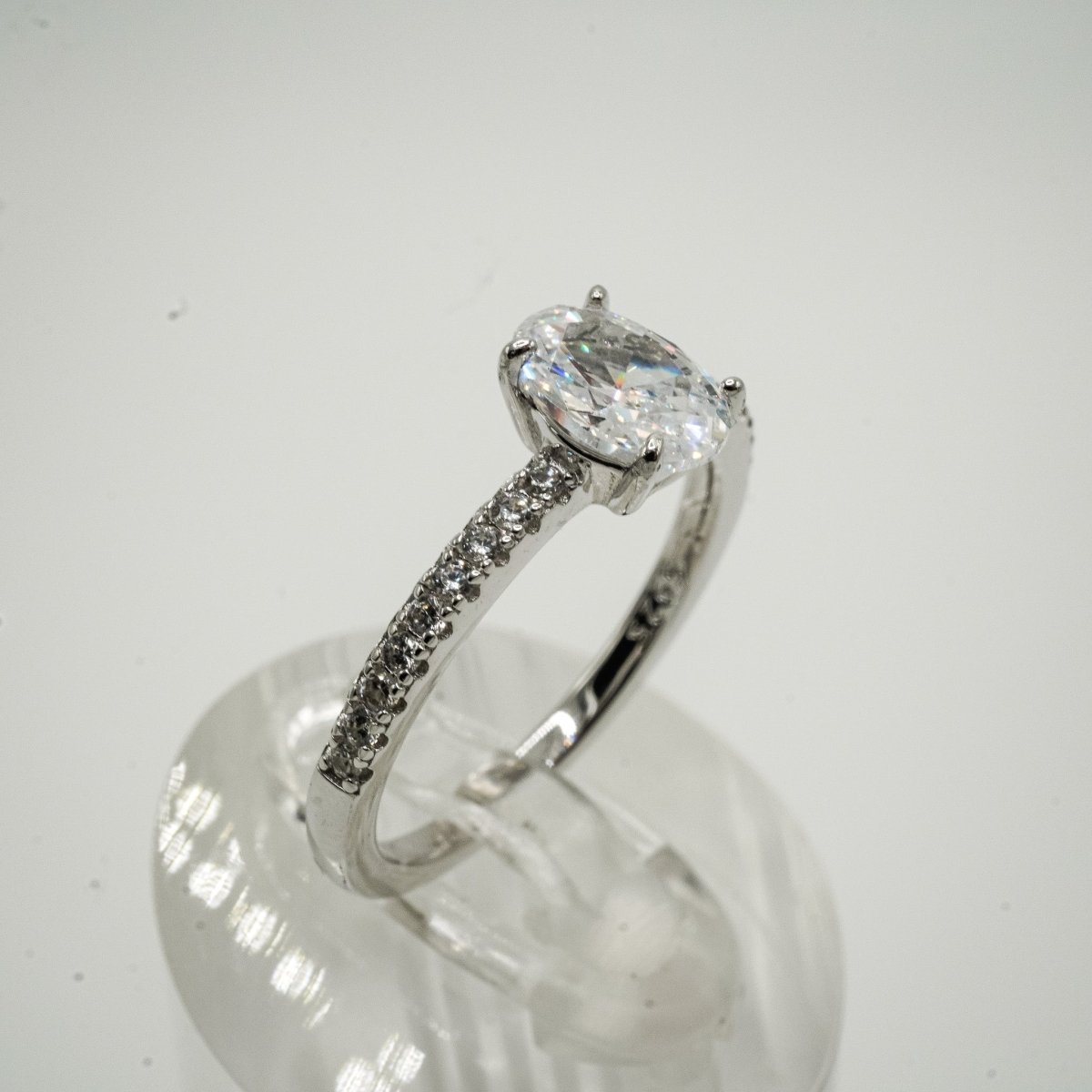 Anillo "Solitario Ovalado" en Plata 925 con Zirconias Cúbicas