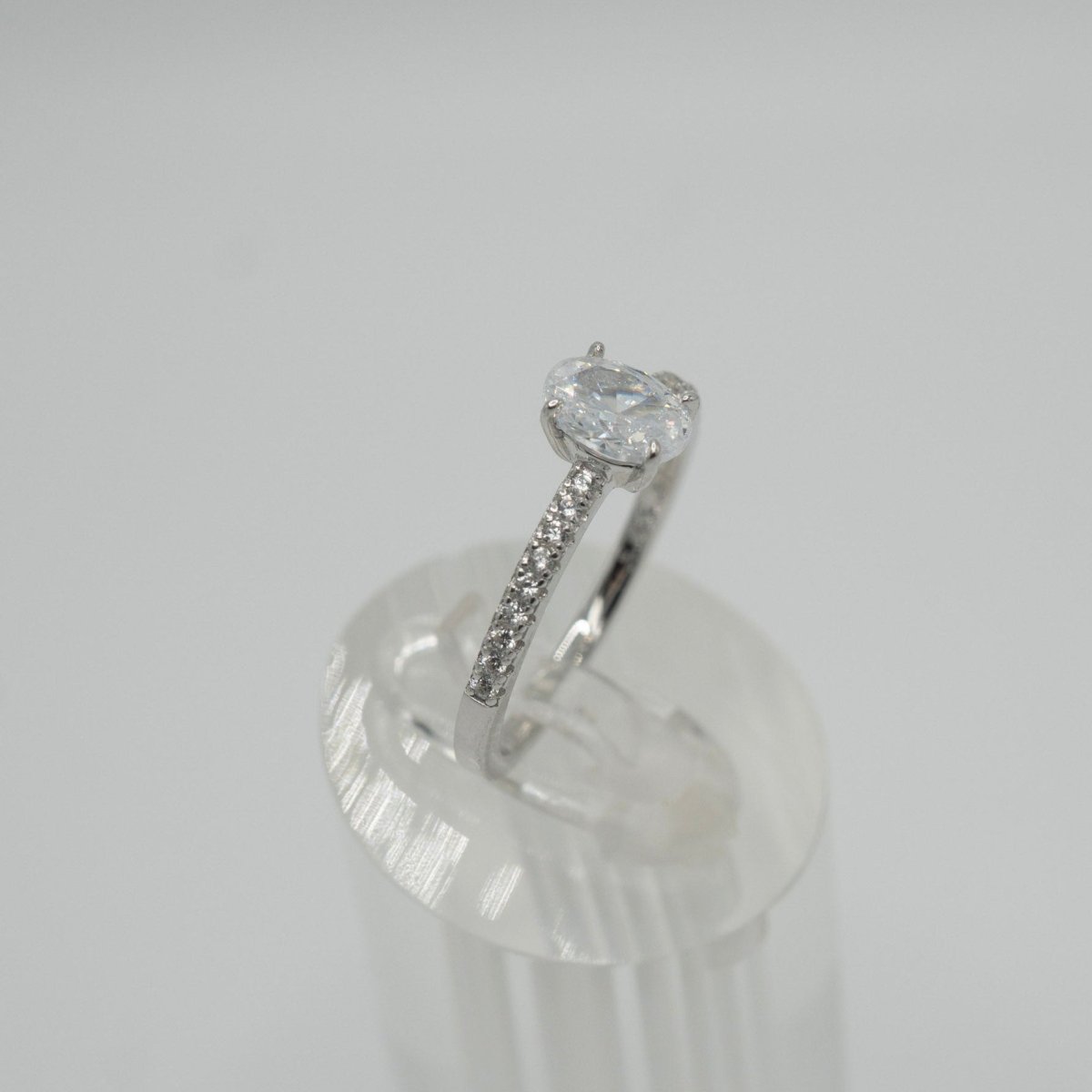 Anillo "Solitario Ovalado" en Plata 925 con Zirconias Cúbicas