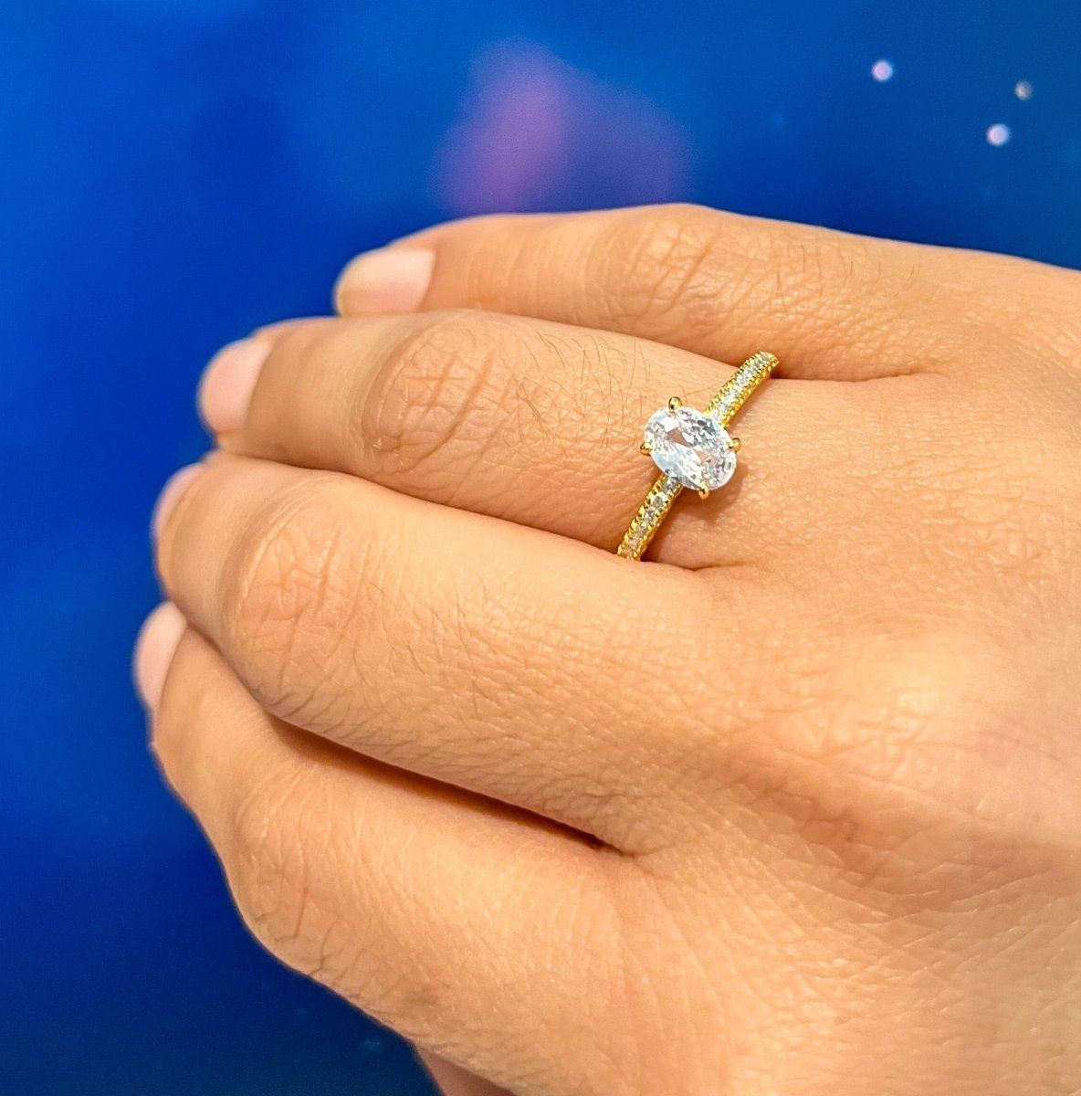 Anillo "Solitario Ovalado" en Plata 925 con Zirconias Cúbicas