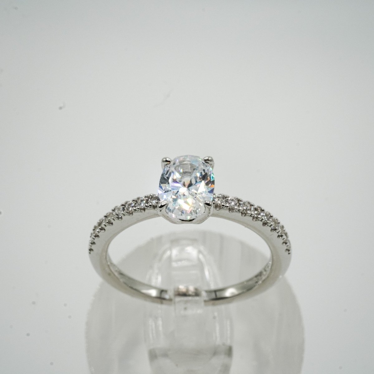 Anillo "Solitario Ovalado" en Plata 925 con Zirconias Cúbicas