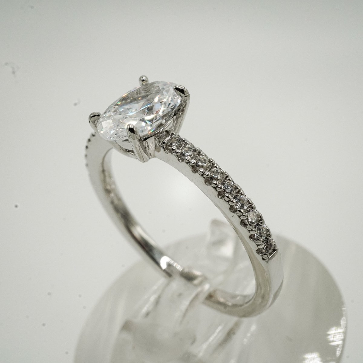 Anillo "Solitario Ovalado" en Plata 925 con Zirconias Cúbicas