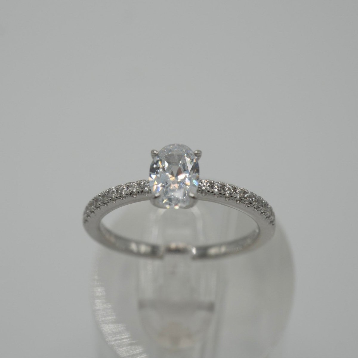 Anillo "Solitario Ovalado" en Plata 925 con Zirconias Cúbicas