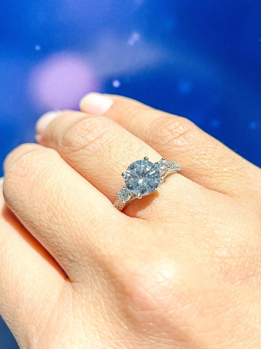 Anillo Solitario Triple con Zirconias Cúbicas y Banda Detallada en Plata 925