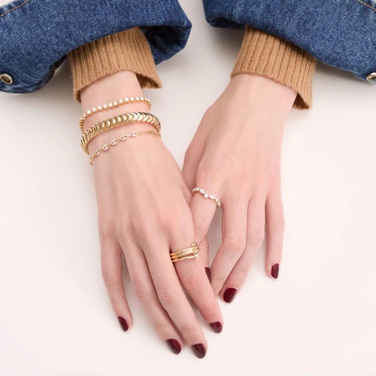 Anillo "V Dorado Luminoso" en Plata 925 con baño de Oro 18K