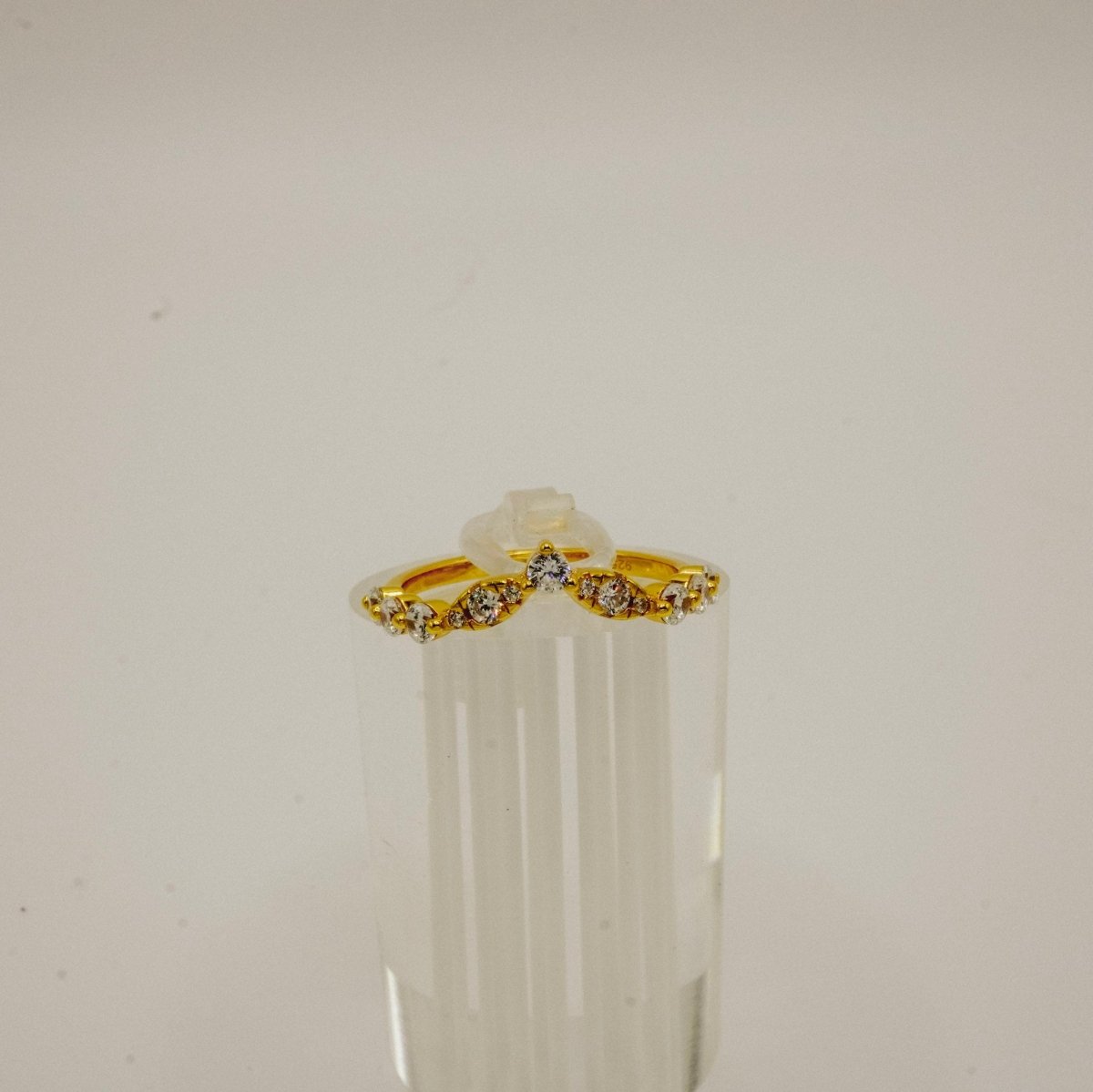 Anillo "V Dorado Luminoso" en Plata 925 con baño de Oro 18K
