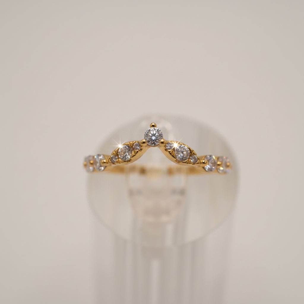 Anillo "V Dorado Luminoso" en Plata 925 con baño de Oro 18K