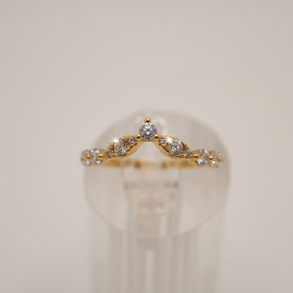 Anillo "V Dorado Luminoso" en Plata 925 con baño de Oro 18K