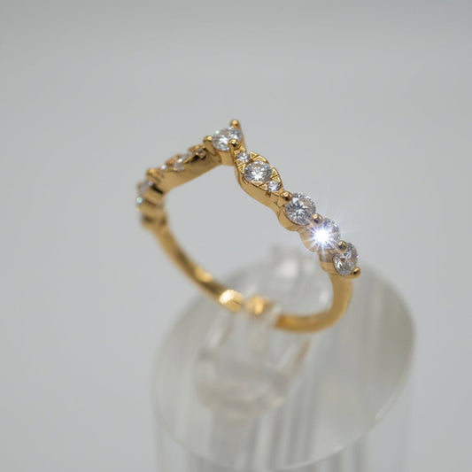 Anillo "V Dorado Luminoso" en Plata 925 con baño de Oro 18K