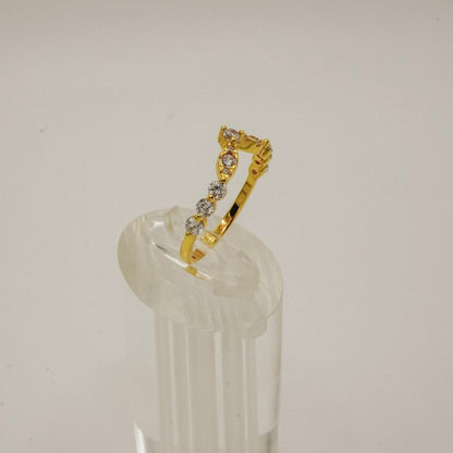 Anillo "V Dorado Luminoso" en Plata 925 con baño de Oro 18K