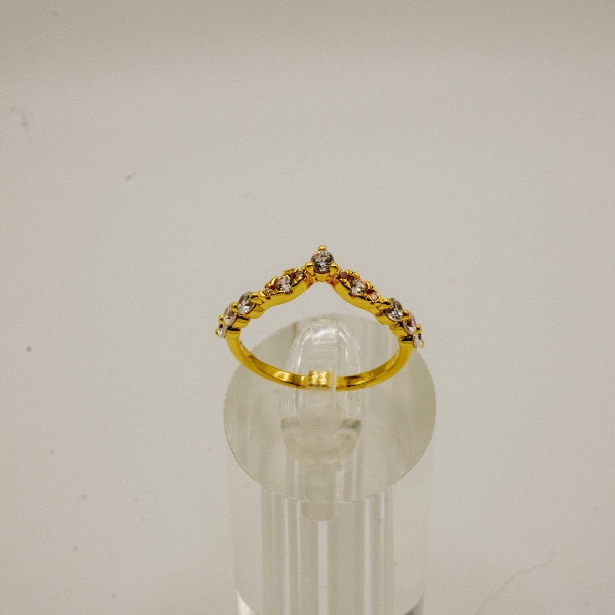 Anillo "V Dorado Luminoso" en Plata 925 con baño de Oro 18K