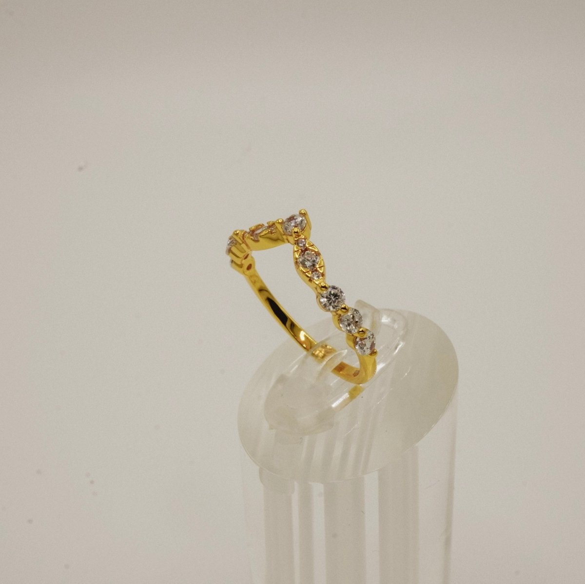 Anillo "V Dorado Luminoso" en Plata 925 con baño de Oro 18K