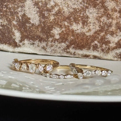 Anillo "V Dorado Luminoso" en Plata 925 con baño de Oro 18K