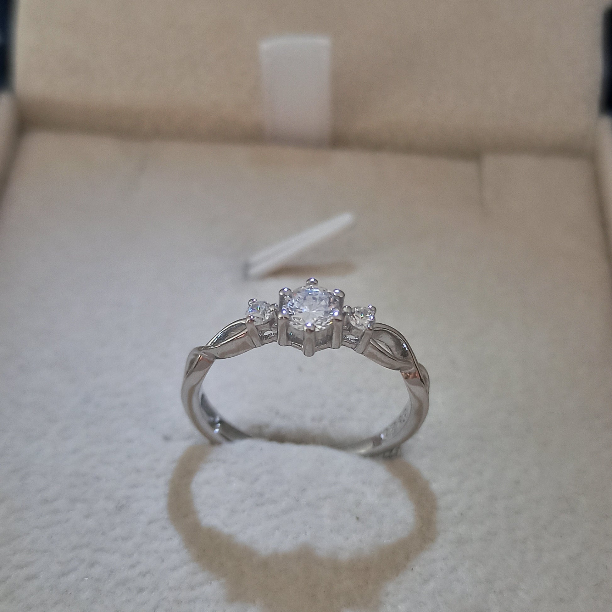 Anillo estilo Infinito con zirconias, Material Plata 925 – Aurora Boré