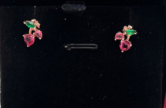 Aretes con detalles en cereza de colores brillantes, en plata de ley 925 con baño de oro rosa