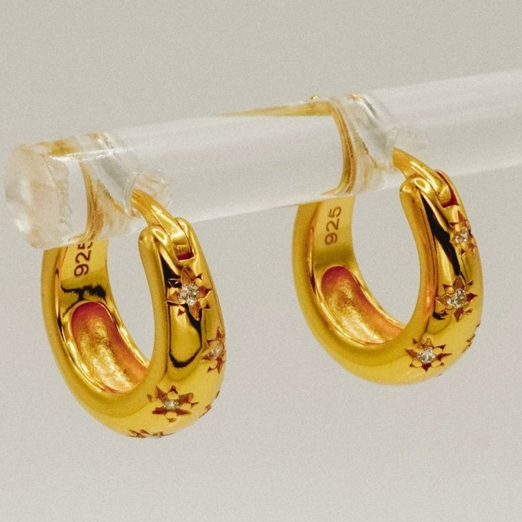 Aretes "Dorada Estelar" – Plata 925 con Baño de Oro 18K y Zirconias Blancas