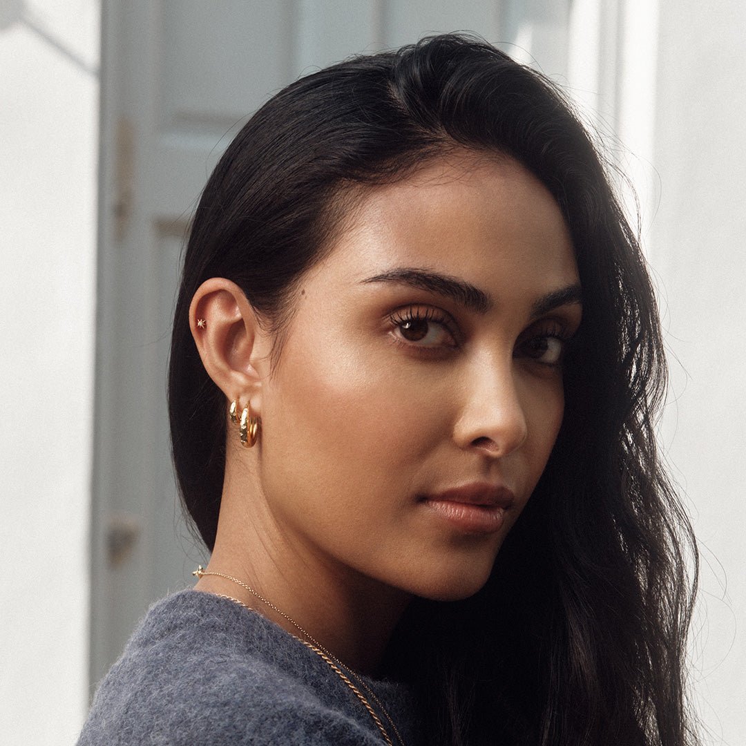 Aretes "Dorada Estelar" – Plata 925 con Baño de Oro 18K y Zirconias Blancas
