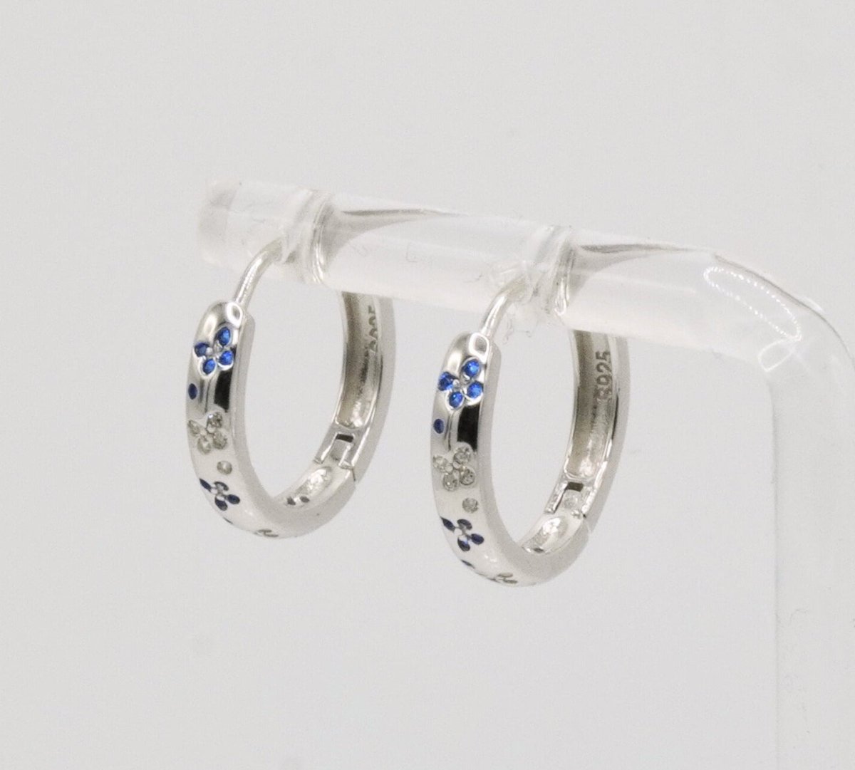 Aretes estilo argolla con incrustaciones de mariposa