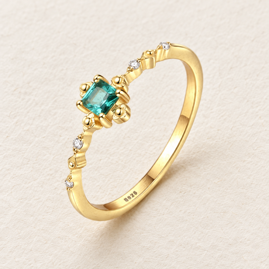 Anillo Esmeralda Royale – Plata 925 sobre fondo marfil con luz suave — Aurora Boré