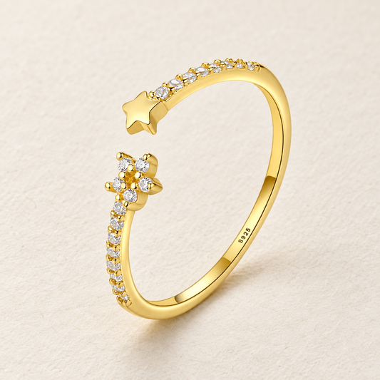 Anillo "Estelar" en Plata 925 con Baño de Oro y Zirconias sobre fondo marfil con luz suave — Aurora Boré