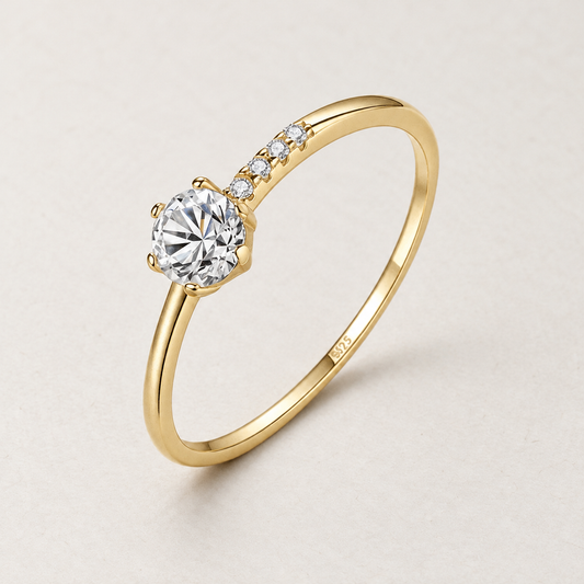 Anillo de diseñador, Brisa Dorada, Plata 925 con Zirconia 4 mm sobre fondo marfil con luz suave — Aurora Boré