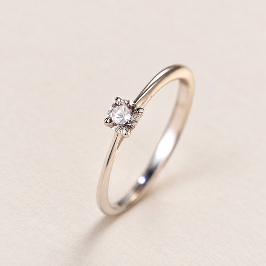 Anillo "Clásico Radiante" – Anillo de Plata 925 con Zirconia de 4mm sobre fondo marfil con luz suave — Aurora Boré