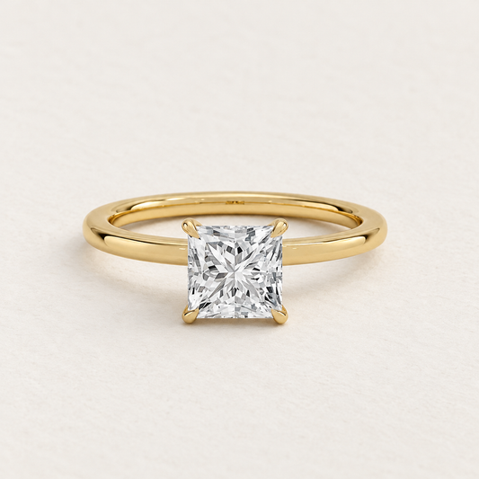 Anillo Solitario Corte Princesa en Plata 925 con Zirconia – Baño de Oro ó Rodio sobre fondo marfil con luz suave — Aurora Boré
