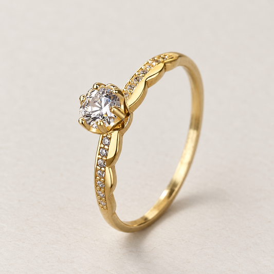Anillo "Flor de Amor" en Plata 925 con Baño de Oro 14K y Zirconia Brillante sobre fondo marfil con luz suave — Aurora Boré