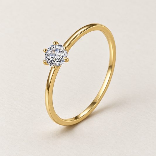 Anillo "Luz Dorada", Solitario Clásico en Plata 925 con Baño de Oro 14K sobre fondo marfil con luz suave — Aurora Boré