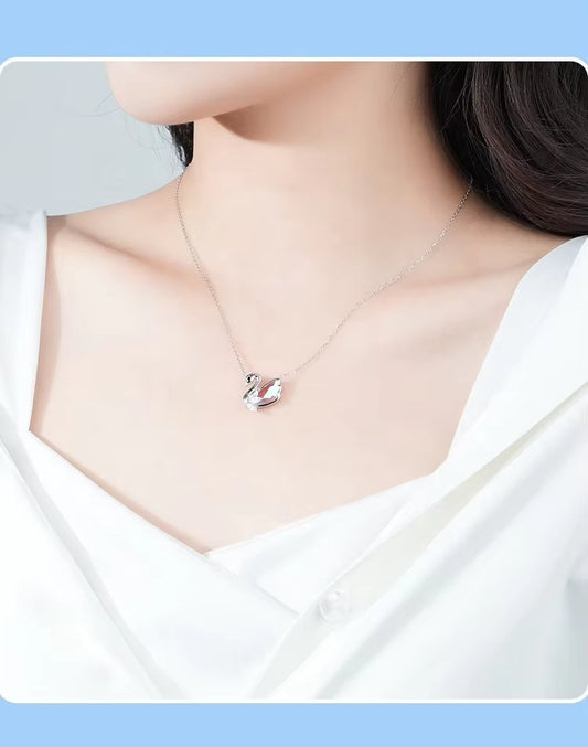 Cadena con cisne con circonita de colores