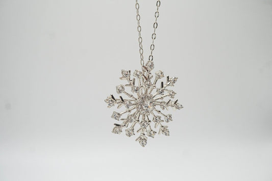 Cadena con colgante de copo de nieve en plata 925 y zirconias brillantes.