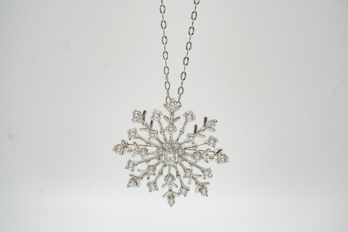 Cadena con colgante de copo de nieve en plata 925 y zirconias brillantes.