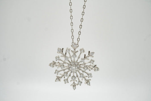 Cadena con colgante de copo de nieve en plata 925 y zirconias brillantes.