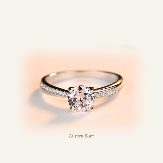 Anillo Clásico de Amor en Plata 925 con zirconias, fotografía SR0147 con aro original y marca Aurora Boré