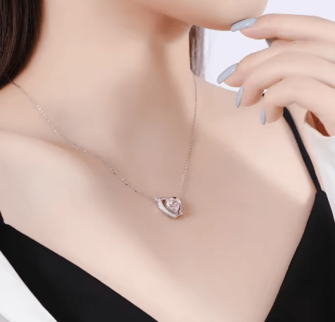 Collar corazón flechado de amor, en plata esterlina 925 con baño de rodio