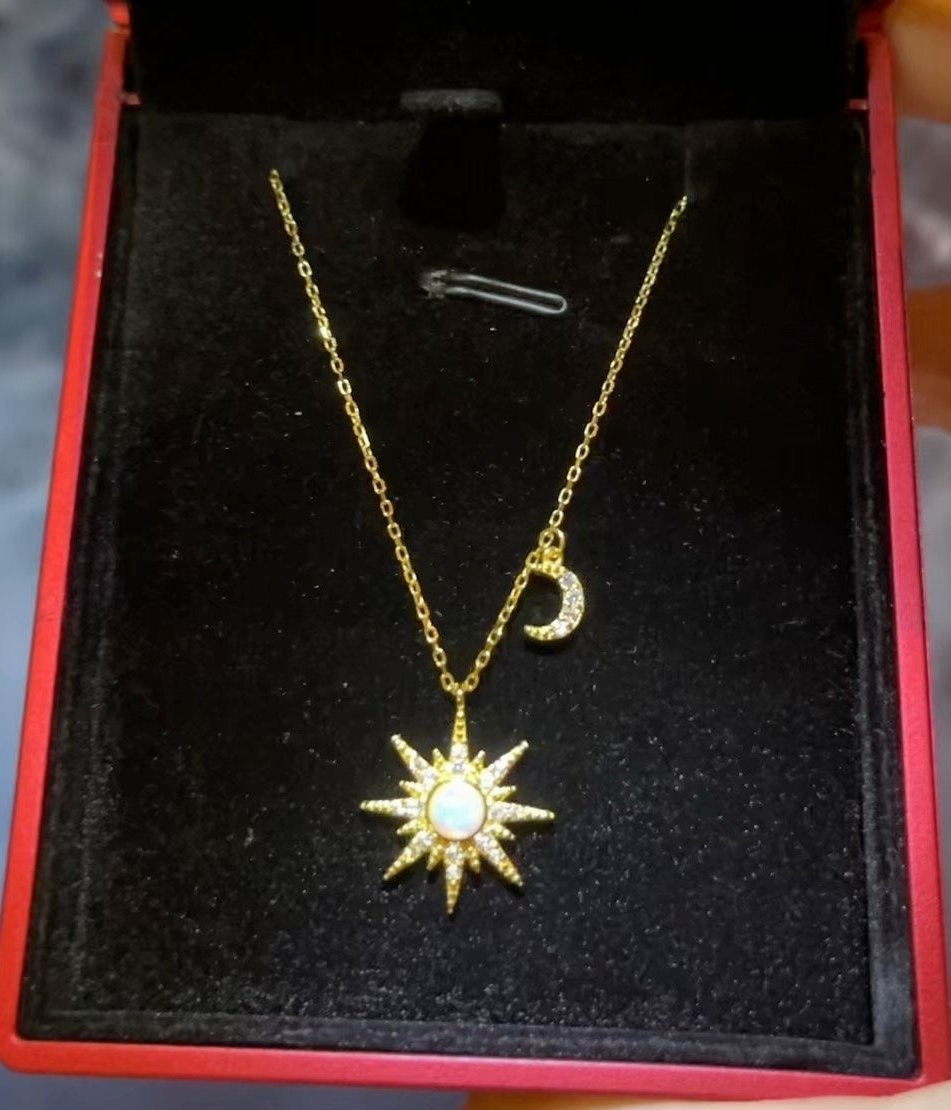 Collar de estrella de ocho puntas y media luna adornada con piedra de ópalo y zirconias. - Aurora Boré