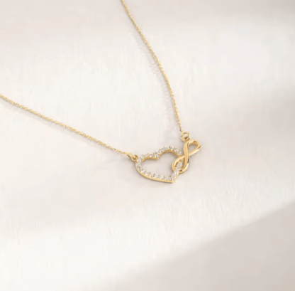 Collar en plata 925 con baño de oro 18K con corazón e infinito