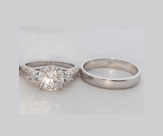 Diseño clásico, de plata de ley 925 y preciosas zirconias cúbicas: este hermoso dúo de anillos de boda es ideal para tu día más especial.