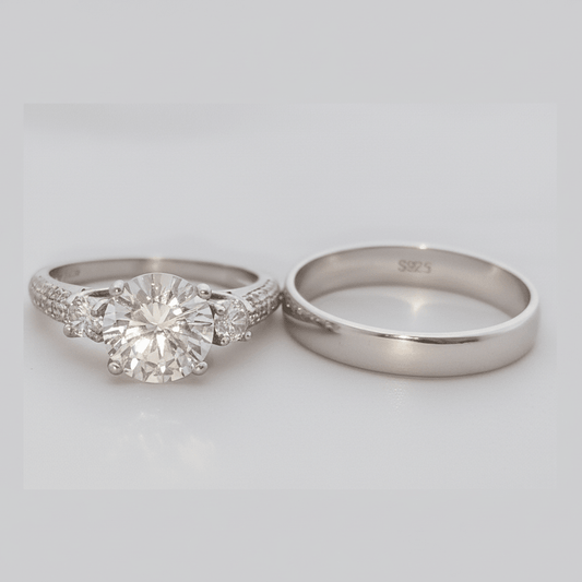 Diseño clásico, de plata de ley 925 y preciosas zirconias cúbicas: este hermoso dúo de anillos de boda es ideal para tu día más especial.