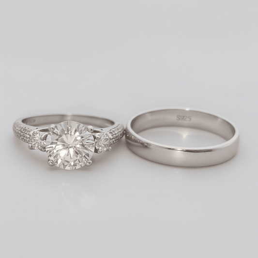 Diseño clásico, de plata de ley 925 y preciosas zirconias cúbicas: este hermoso dúo de anillos de boda es ideal para tu día más especial.