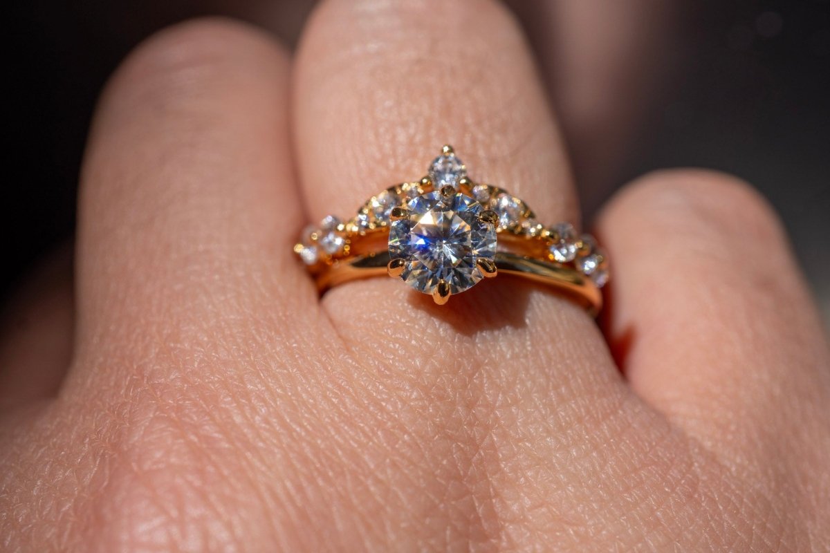 Dúo de anillos de plata 925 con baño de oro 18K: anillo solitario con moissanite y argolla V con zirconias