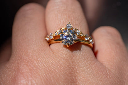 Dúo de anillos de plata 925 con baño de oro 18K: anillo solitario con moissanite y argolla V con zirconias