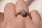 Dúo de anillos de plata 925 con baño de oro 18K: anillo solitario con moissanite y argolla V con zirconias