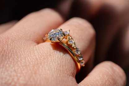 Dúo de anillos de plata 925 con baño de oro 18K: anillo solitario con moissanite y argolla V con zirconias